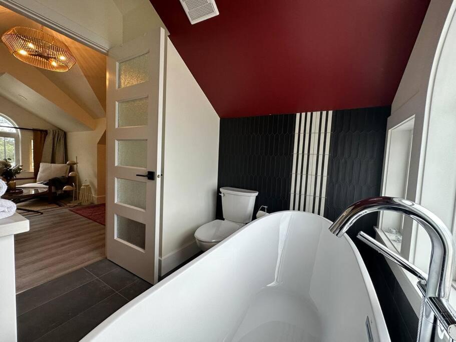 Heritage-Inspired Guesthouse - Luxe Bath & Elegant Ceilings Edmonton Exterior foto