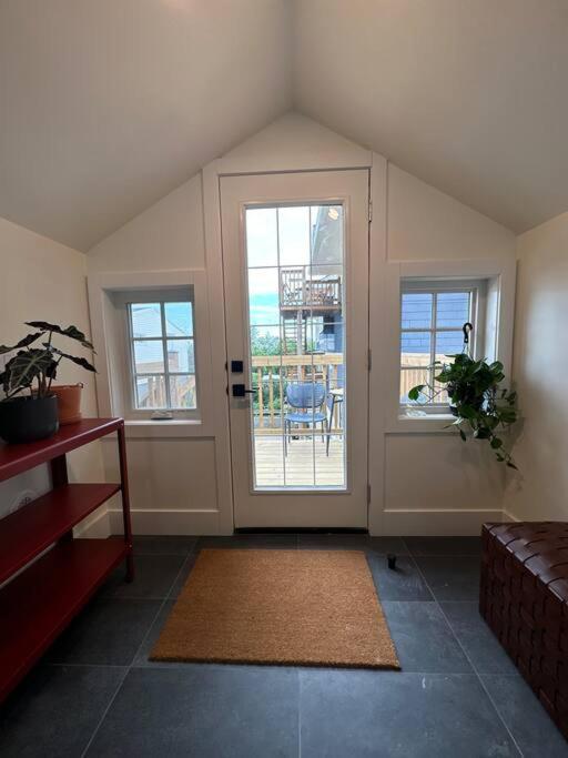Heritage-Inspired Guesthouse - Luxe Bath & Elegant Ceilings Edmonton Exterior foto