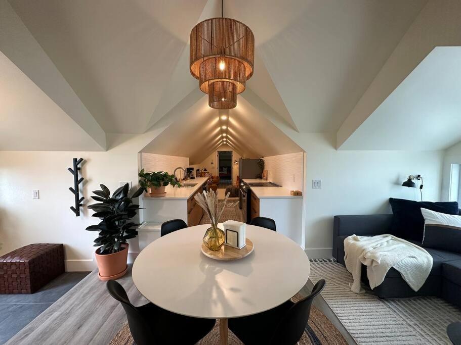 Heritage-Inspired Guesthouse - Luxe Bath & Elegant Ceilings Edmonton Exterior foto