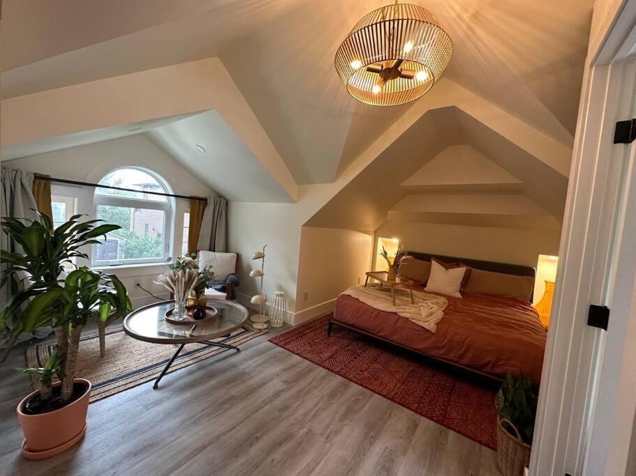 Heritage-Inspired Guesthouse - Luxe Bath & Elegant Ceilings Edmonton Exterior foto