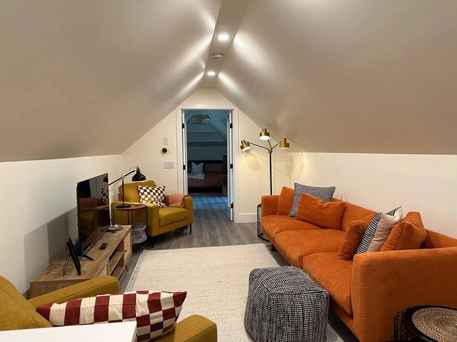 Heritage-Inspired Guesthouse - Luxe Bath & Elegant Ceilings Edmonton Exterior foto