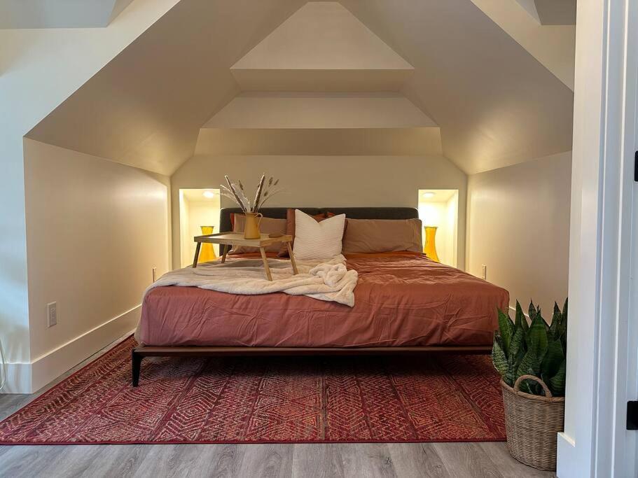 Heritage-Inspired Guesthouse - Luxe Bath & Elegant Ceilings Edmonton Exterior foto