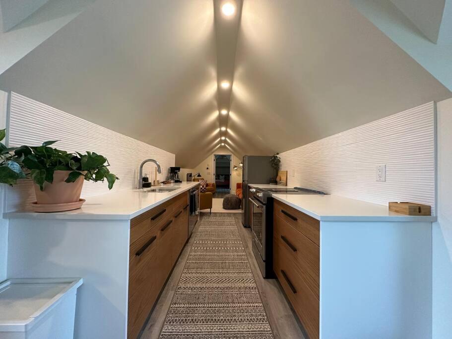 Heritage-Inspired Guesthouse - Luxe Bath & Elegant Ceilings Edmonton Exterior foto