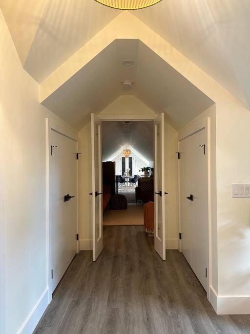 Heritage-Inspired Guesthouse - Luxe Bath & Elegant Ceilings Edmonton Exterior foto