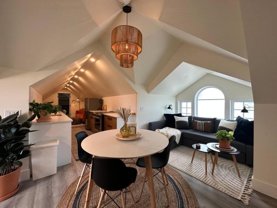 Heritage-Inspired Guesthouse - Luxe Bath & Elegant Ceilings Edmonton Exterior foto