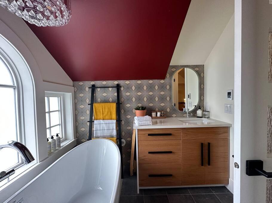 Heritage-Inspired Guesthouse - Luxe Bath & Elegant Ceilings Edmonton Exterior foto