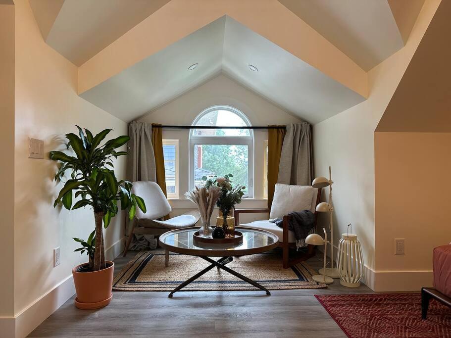 Heritage-Inspired Guesthouse - Luxe Bath & Elegant Ceilings Edmonton Exterior foto